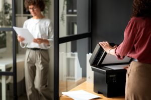 News 6 donna di vista laterale che utilizza la stampante